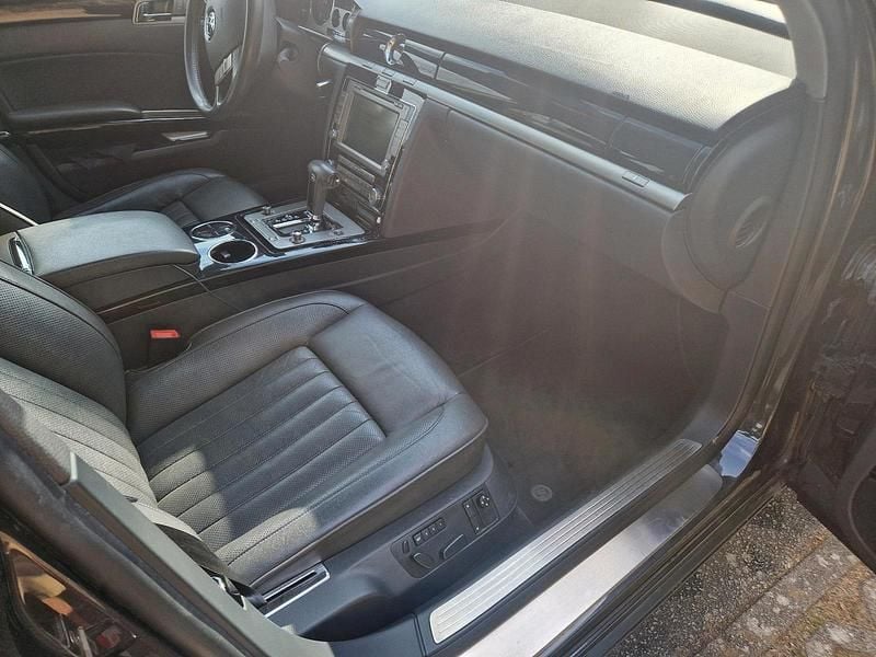 Gebraucht VW Phaeton 239 PS (175 kW) 2011 Grau Limousine