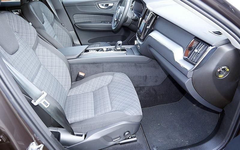 Gebraucht Volvo XC60 Core 197 PS (144 kW) 2023 Grau SUV