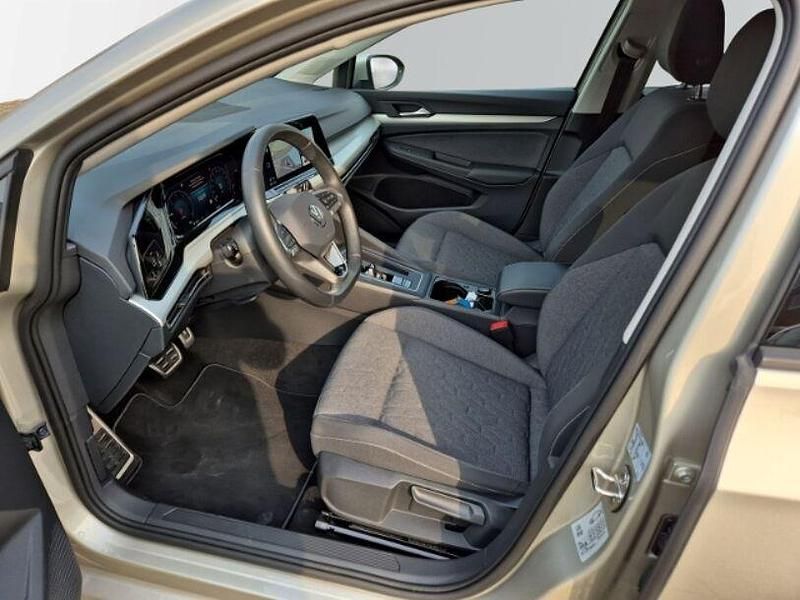 Gebraucht VW Golf VIII Move 116 PS (85 kW) 2023 Ivory silver metallic Limousine