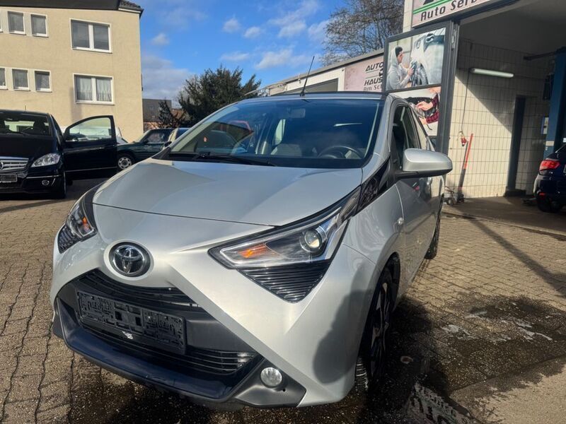 Silber Gebraucht 2018 Toyota Aygo x-sky Kleinwagen | 8.200 € (Fairer Preis) - Bild 1/4