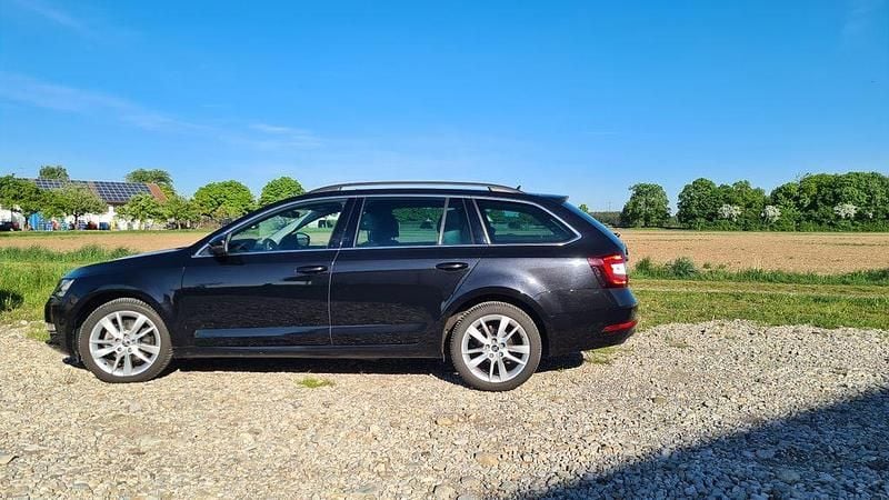 Schwarz Gebraucht 2018 Skoda Octavia Style Kombi | 22.990 € (Teuer) - Bild 1/4