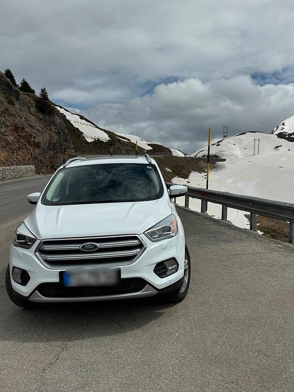 Weiß Gebraucht 2018 Ford Kuga SUV | 10.800 € - Bild 1/4