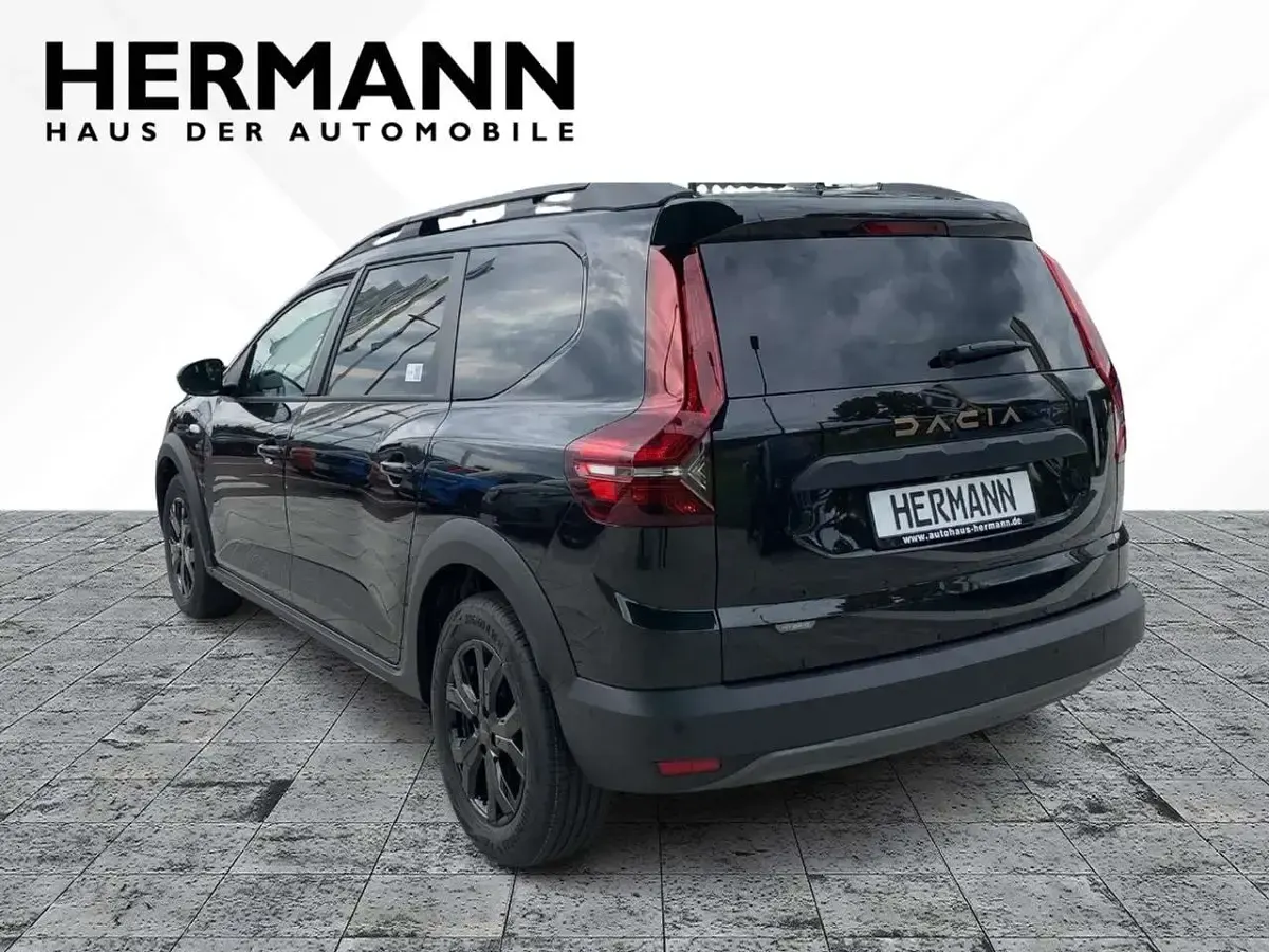 Neu Dacia Jogger Extreme 141 PS (103 kW) 2025 Perlmuttschwarz metallic (sch Van / Kleinbus