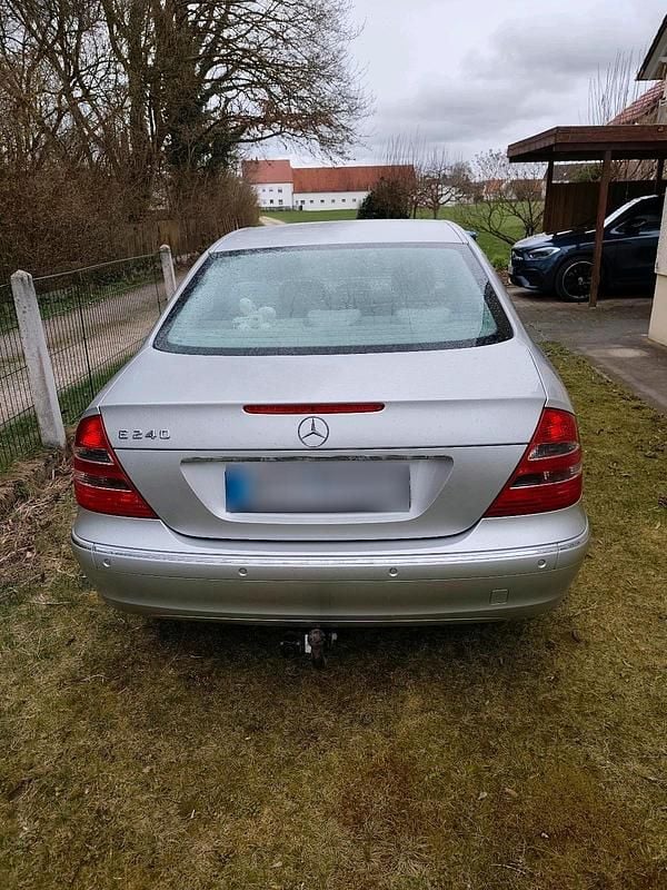 Second-hand Mercedes E240 177 CP (130 kW) 2003 Argintiu Berlinǎ