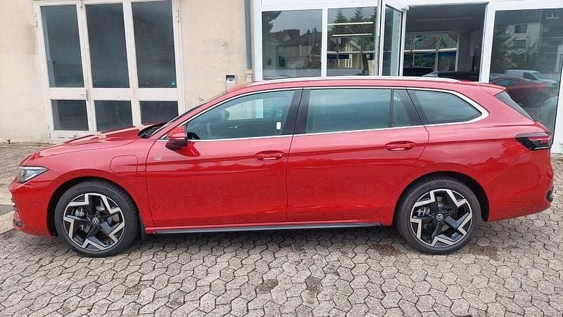 Second-hand VW Passat R-line 272 CP (200 kW) 2025 Roșu Berlinǎ