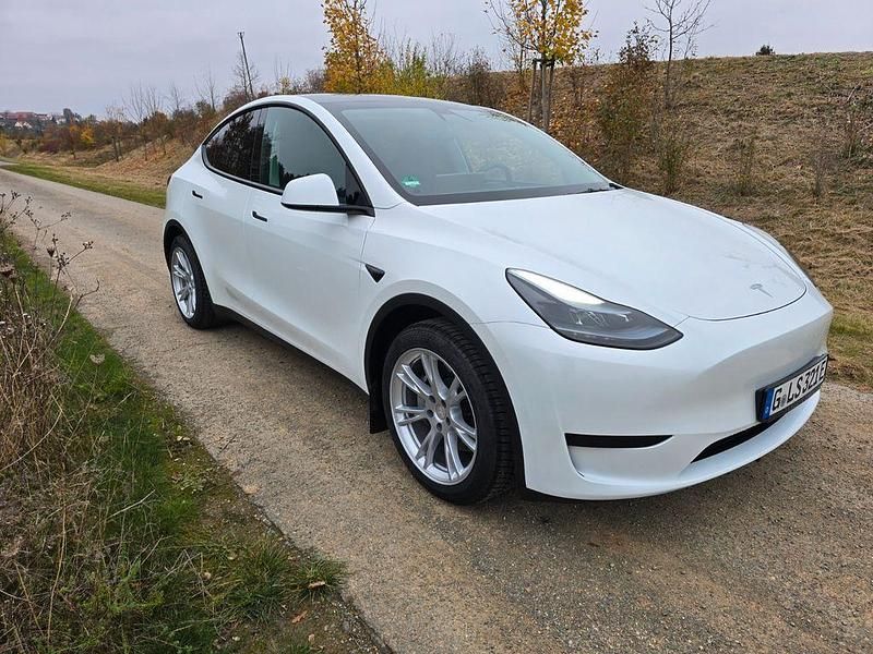 Weiß Gebraucht 2023 Tesla Model Y RWD SUV | 29.499 € (Guter Preis) - Bild 1/4