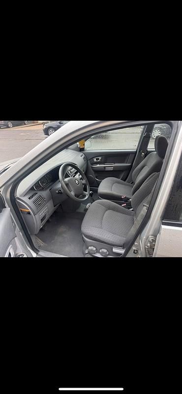 Gebraucht Kia Carens 113 PS (83 kW) 2006 Silber Van / Kleinbus