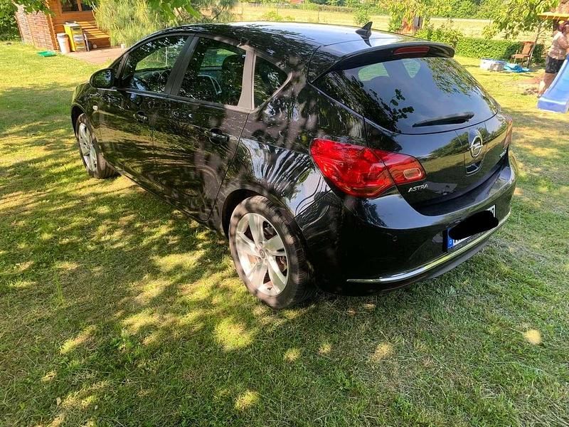 Schwarz Gebraucht 2015 Opel Astra Limousine | 5.700 € (Guter Preis) - Bild 1/4