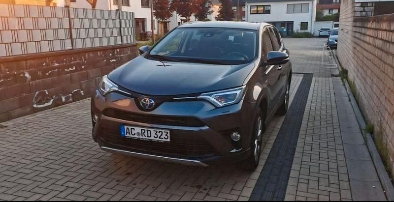 Grau Gebraucht 2018 Toyota RAV4 Team SUV | 19.900 € (Guter Preis) - Bild 1/4