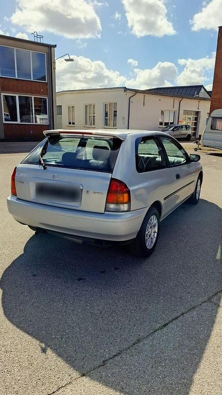 Gebraucht Mazda 323 73 PS (53 kW) 1999 Silber Limousine