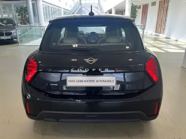 Gebraucht Mini Cooper S Favoured 204 PS (150 kW) 2025 Schwarz Kleinwagen