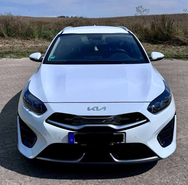 Weiß Gebraucht 2023 Kia Ceed Sportswagon Spirit Kombi | 23.650 € (Guter Preis) - Bild 1/4