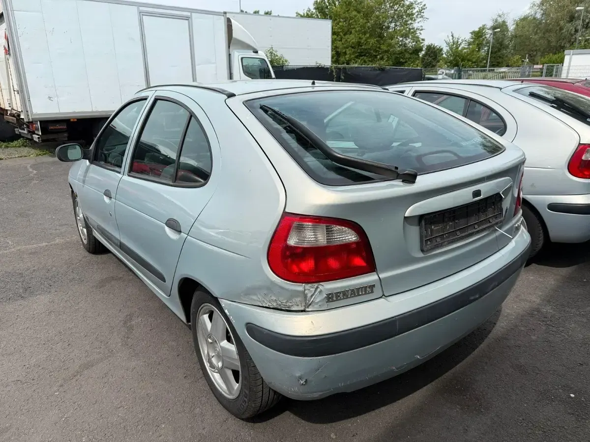 Gebraucht Renault Mégane 107 PS (78 kW) 2000 Silber Limousine