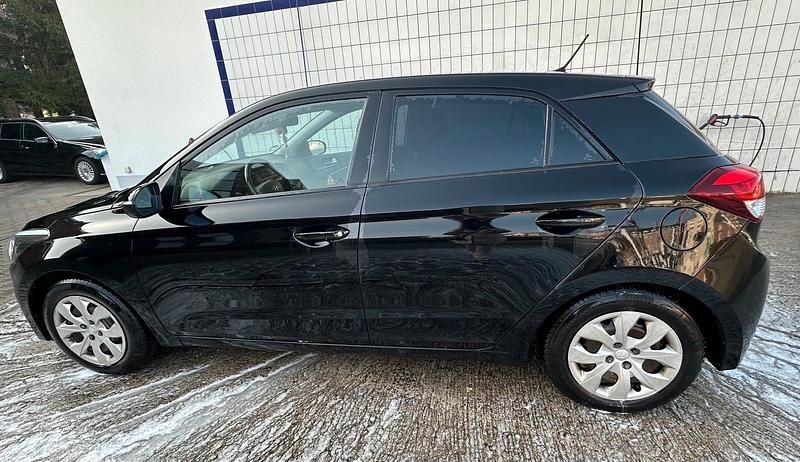 Gebraucht Hyundai i20 90 PS (66 kW) 2017 Schwarz Kleinwagen