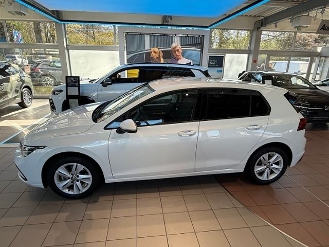 Gebraucht VW Golf VIII Life 131 PS (96 kW) 2024 Weiß Limousine