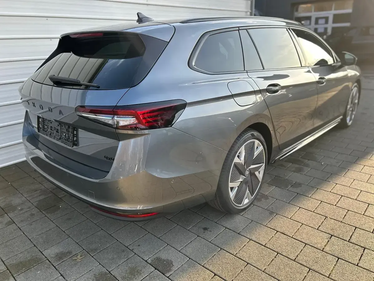 Neu Skoda Superb SportLine 265 PS (194 kW) 2025 Graphite grau metallic Kombi