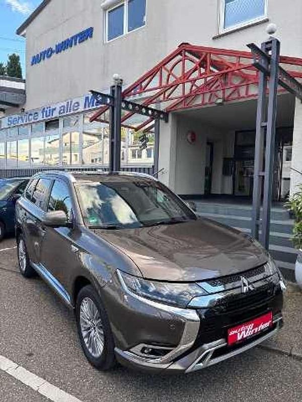 Granitbraun Gebraucht 2020 Mitsubishi Outlander P-HEV Top SUV | 17.990 € (Superpreis) - Bild 1/4