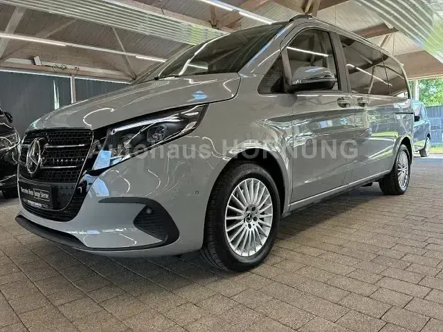 Gebraucht Mercedes V220 Style 163 PS (119 kW) 2025 Grau Van / Kleinbus