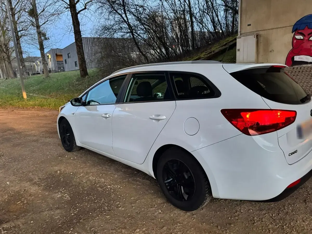 Używany Kia Ceed 101 KM (74 kW) 2016 Biały Hatchback