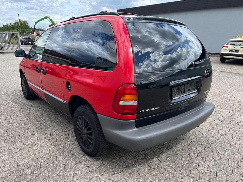 Gebraucht Chrysler Voyager 133 PS (97 kW) 1997 Rot Van / Kleinbus