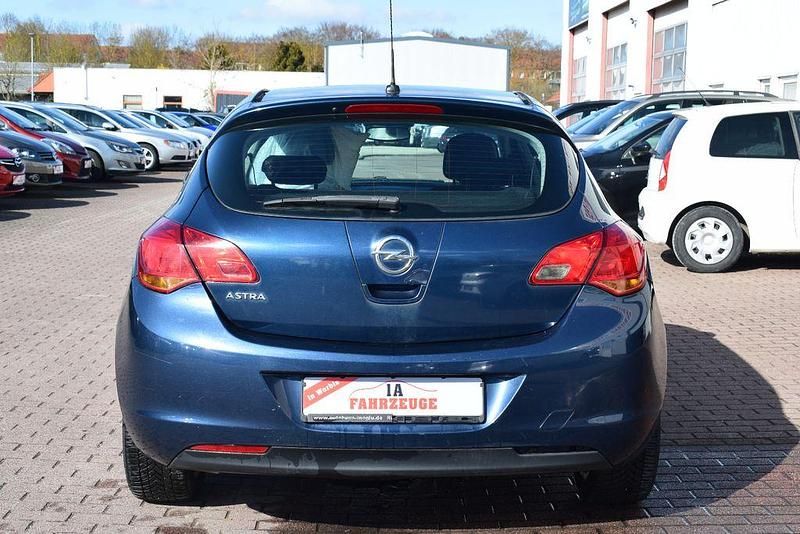 Gebraucht Opel Astra Edition 116 PS (85 kW) 2010 Blau Limousine