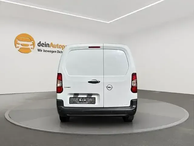 Używany Opel Combo Edition 102 KM (75 kW) 2023 Biały Minivan