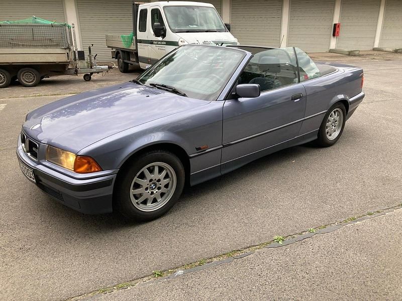 Blau Gebraucht 1995 BMW 318 Cabriolet Cabrio | 7.800 € - Bild 1/4