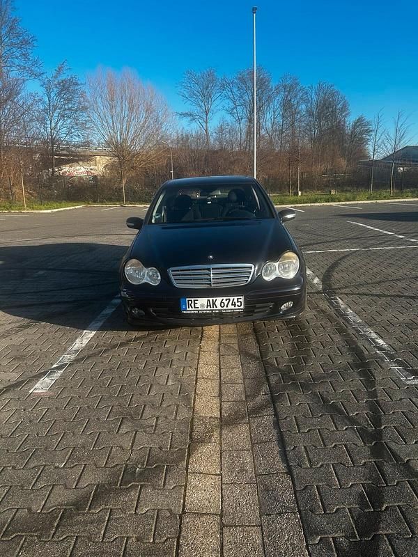 Blau Gebraucht 2005 Mercedes C220 Limousine | 2.700 € (Guter Preis) - Bild 1/4