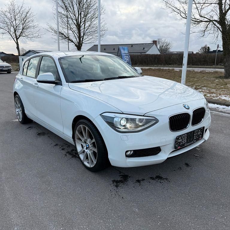 Weiß Gebraucht 2015 BMW 118 Sport Line Kleinwagen | 5.400 € (Superpreis) - Bild 1/4