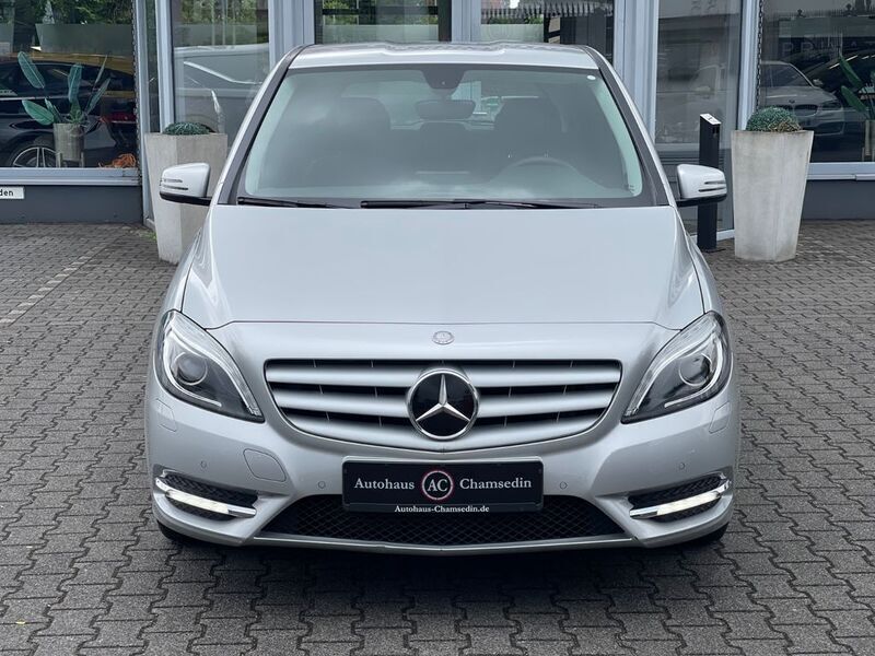 Silber Gebraucht 2012 Mercedes B200 Van / Kleinbus | 10.500 € (Fairer Preis) - Bild 1/4