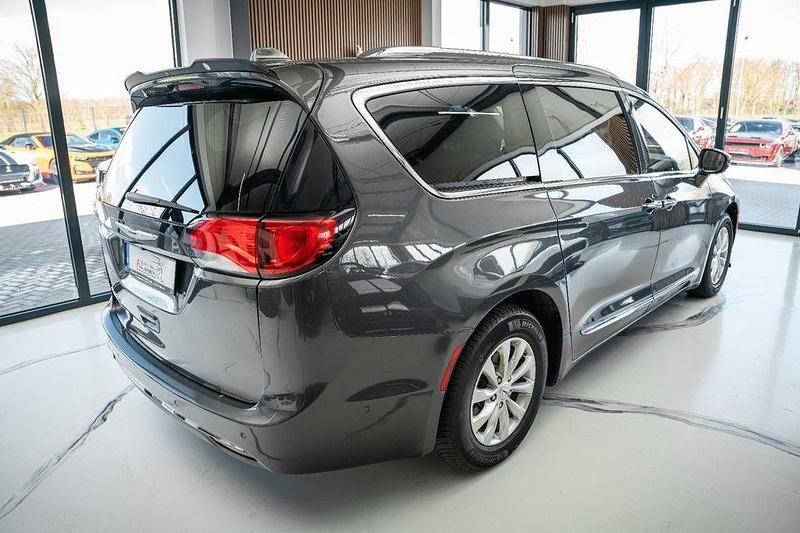 Gebraucht Chrysler Pacifica Touring 291 PS (214 kW) 2018 Grau Kombi