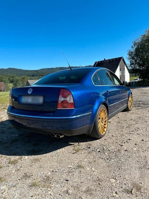 Usata VW Passat 275 CV (202 kW) 2003 Blu Berlina
