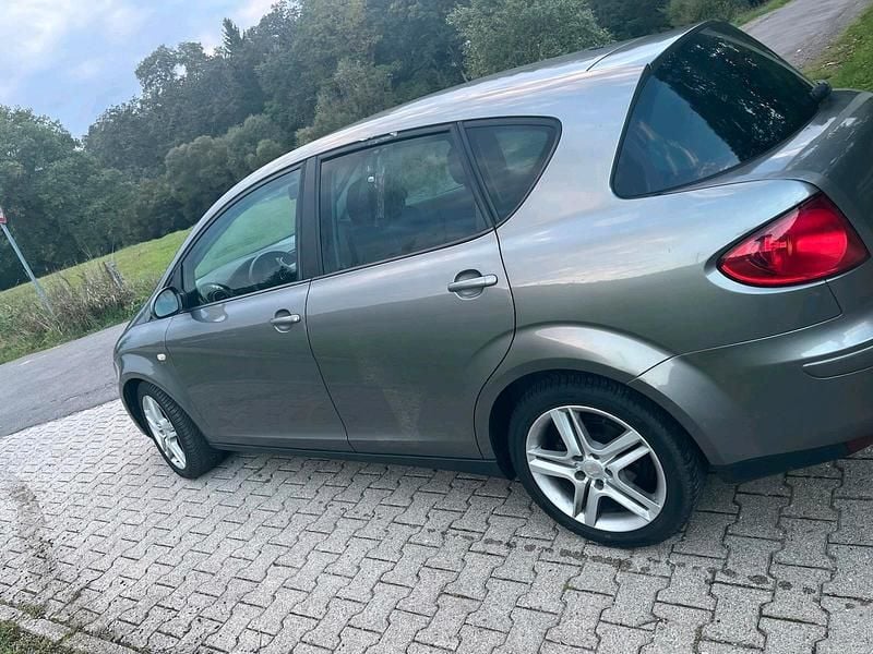 Grau Gebraucht 2005 Seat Toledo Kleinwagen | 1.500 € - Bild 1/4