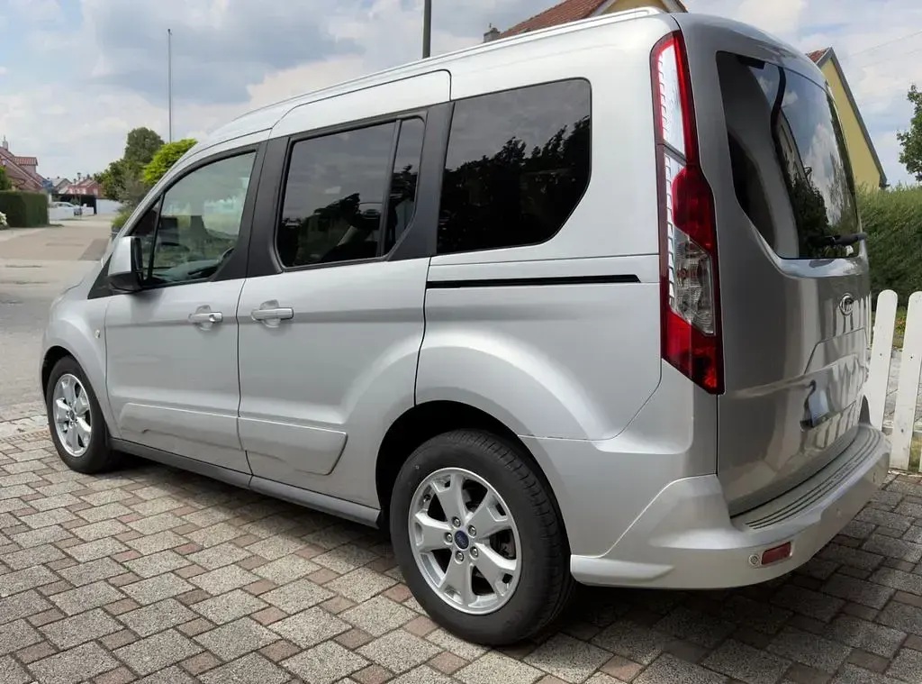 Gebraucht Ford Tourneo Connect Titanium 116 PS (85 kW) 2014 Silber Van / Kleinbus