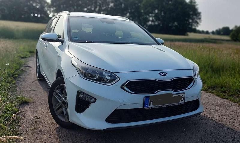 Weiß Gebraucht 2020 Kia Ceed Sportswagon Vision Kombi | 16.999 € (Fairer Preis) - Bild 1/4