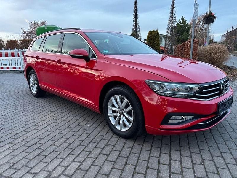 Rot Gebraucht 2021 VW Passat Business Kombi | 16.065 € (Superpreis) - Bild 1/4