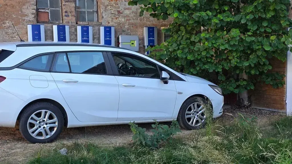Gebraucht Opel Astra Edition 95 PS (69 kW) 2017 Weiß Kombi