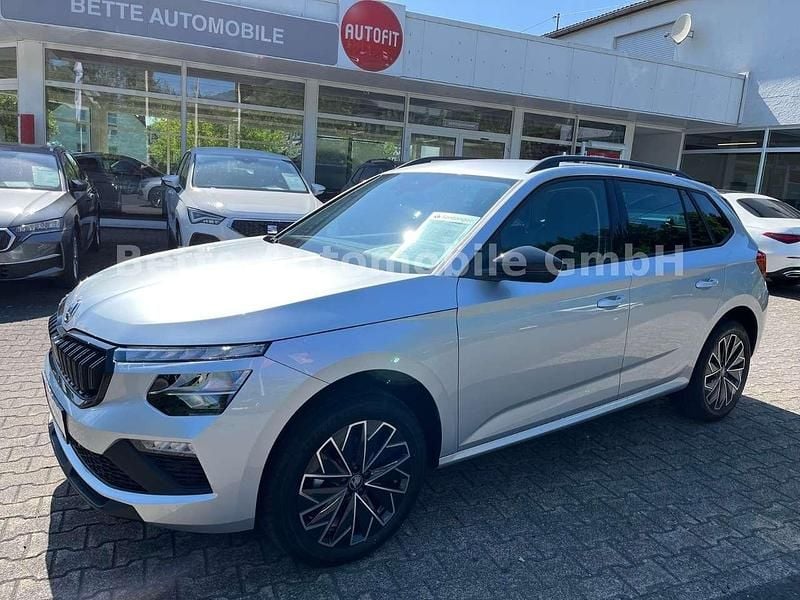 Brillantsilber metallic Neu 2025 Skoda Kamiq Selection SUV | 23.980 € (Superpreis) - Bild 1/3