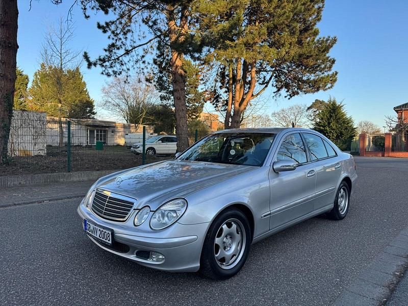 Silber Gebraucht 2004 Mercedes E220 Limousine | 6.450 € (Teuer) - Bild 1/3