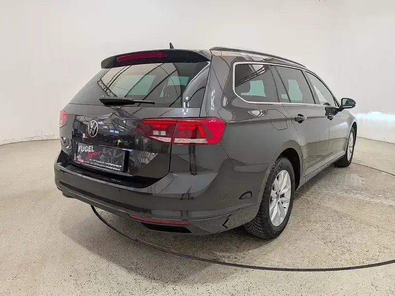 Gebraucht VW Passat 150 PS (110 kW) 2024 Mangangrau metallic Kombi