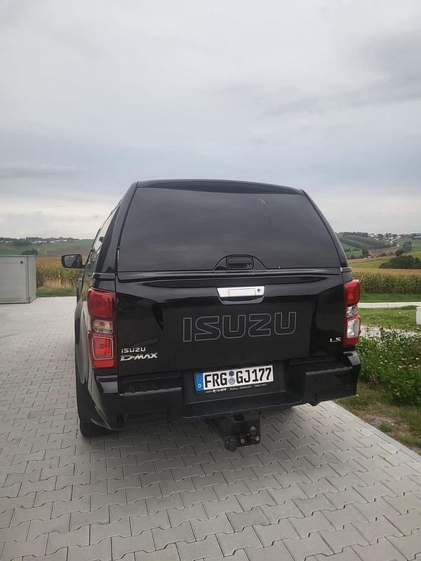 Gebraucht Isuzu D-Max 163 PS (119 kW) 2024 Schwarz Pickup