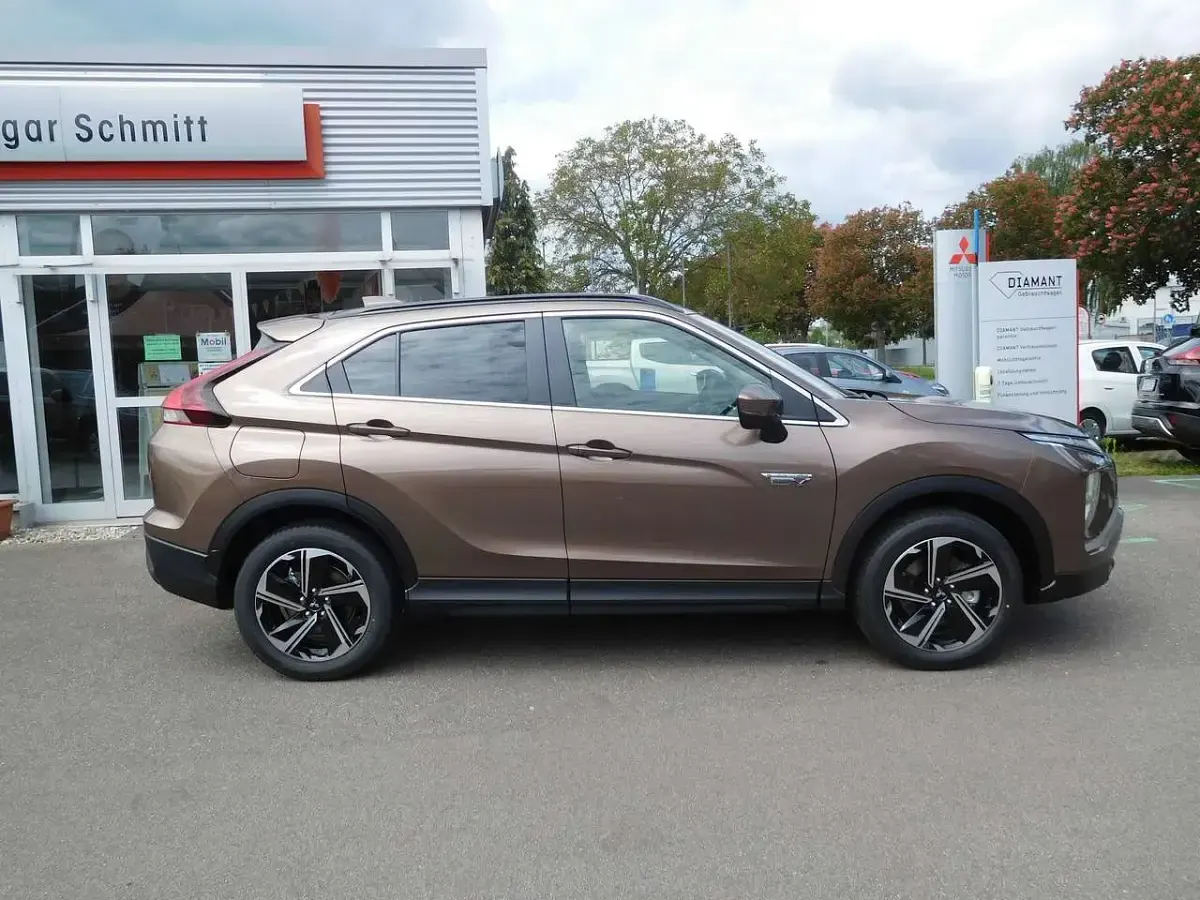Gebraucht Mitsubishi Eclipse Cross Basis 98 PS (72 kW) 2024 Bronzebraun SUV
