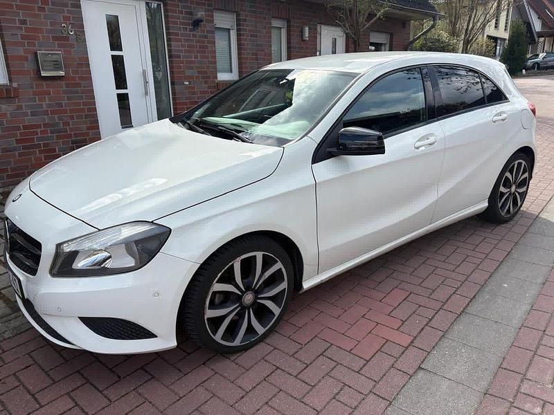 Gebraucht Mercedes A180 122 PS (89 kW) 2013 Weiß Limousine