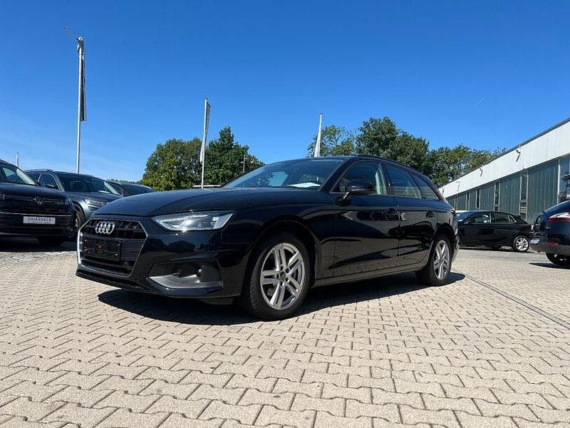 Schwarz Gebraucht 2021 Audi A4 Ambiente Kombi | 29.990 € (Teuer) - Bild 1/4