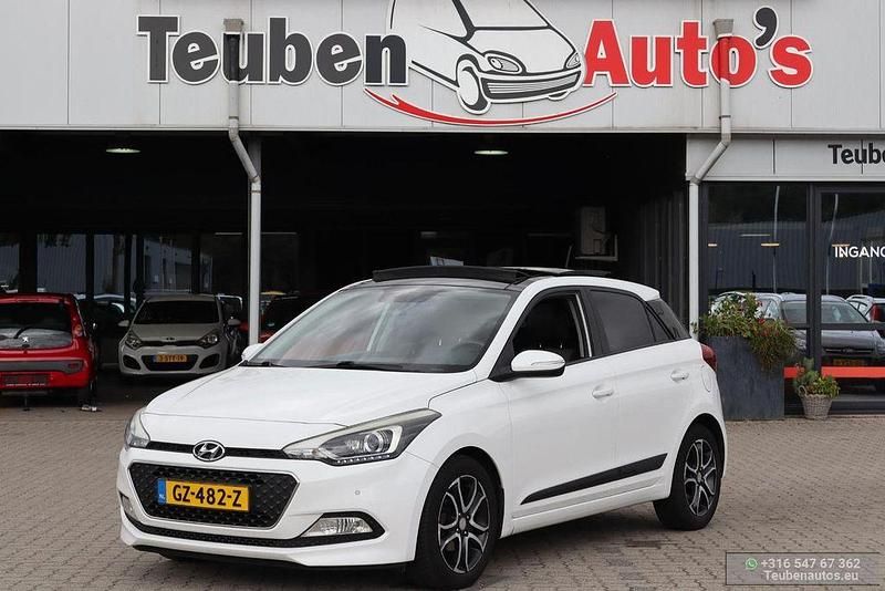 Weiß Gebraucht 2015 Hyundai i20 Premium Limousine | 7.985 € (Fairer Preis) - Bild 1/4
