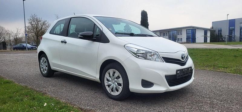 Gebraucht Toyota Yaris 69 PS (50 kW) 2013 Weiß Kleinwagen