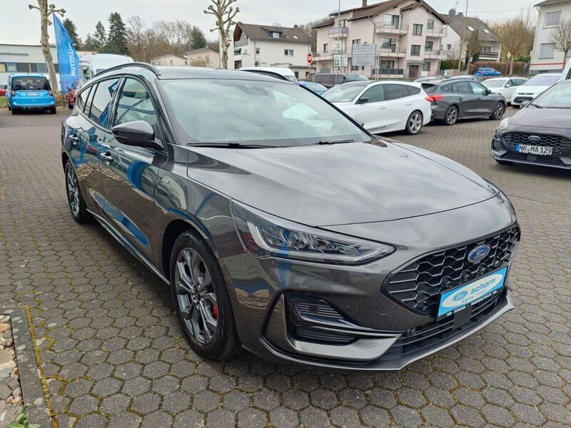 Grau Gebraucht 2023 Ford Focus ST-Line X Limousine | 26.990 € (Etwas zu teuer) - Bild 1/4
