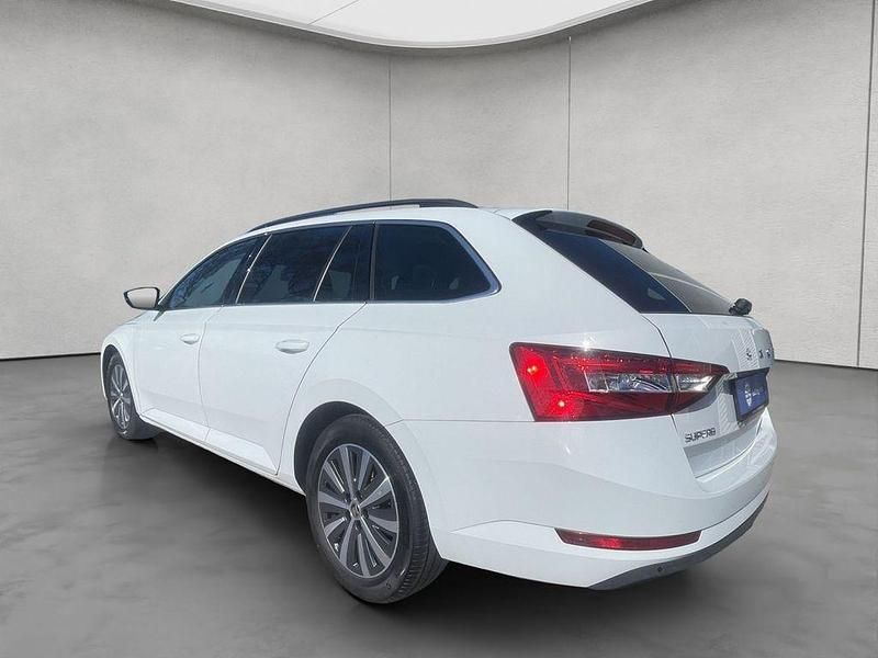 Gebraucht Skoda Superb Ambition 218 PS (160 kW) 2022 Moonweiss metallic Kombi