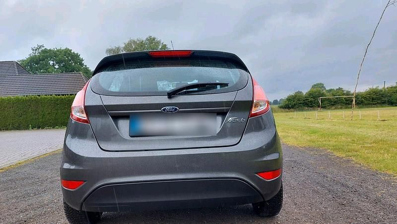 Silber Gebraucht 2016 Ford Fiesta Kleinwagen | 6.000 € - Bild 1/4