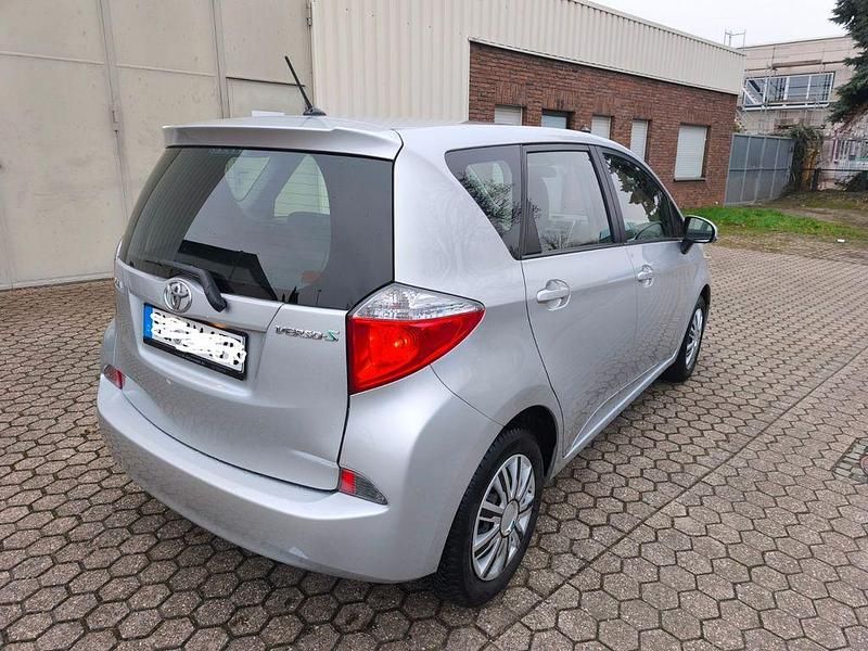 Gebraucht Toyota Verso-S Life 99 PS (72 kW) 2012 Silber Van / Kleinbus